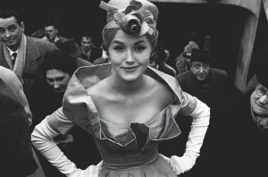 Parigi, Monique Dutto all'uscita della metro (1959)